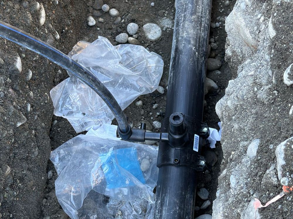Arranque domiciliario conectado a matriz de HDPE mediante collarín de derivación