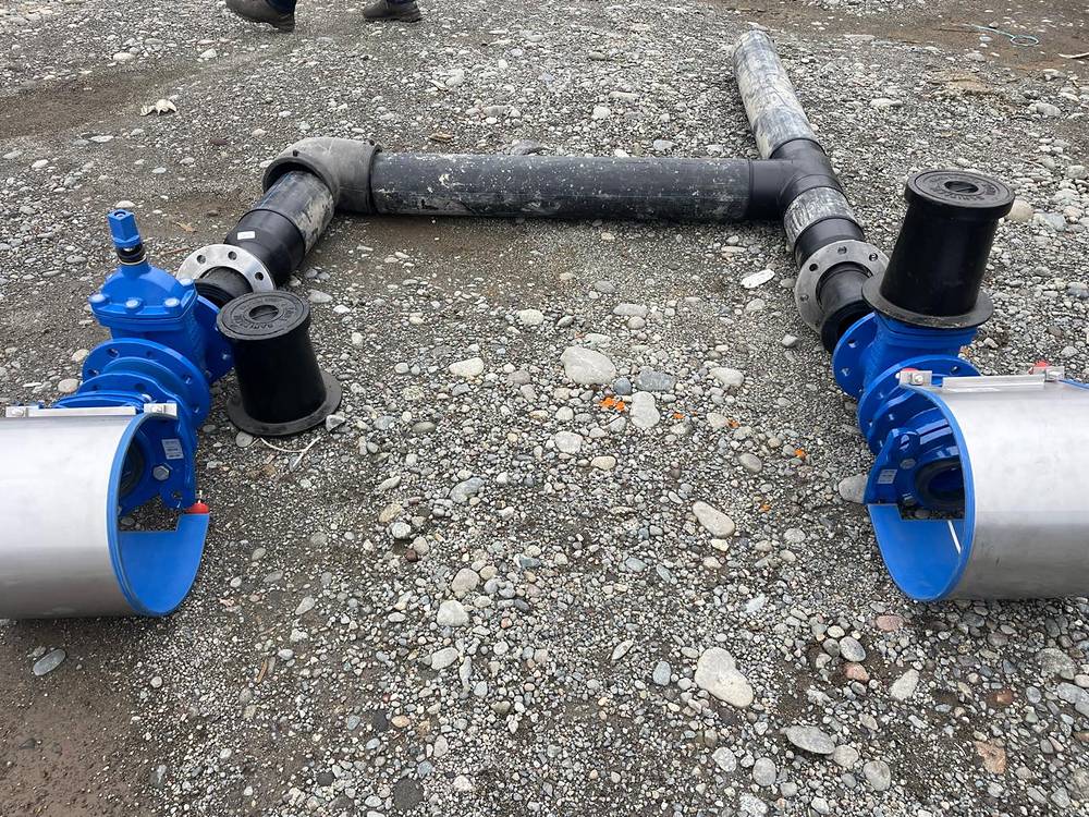 Piezas especiales y válvulas de agua potable dispuestas en obra antes de su instalación