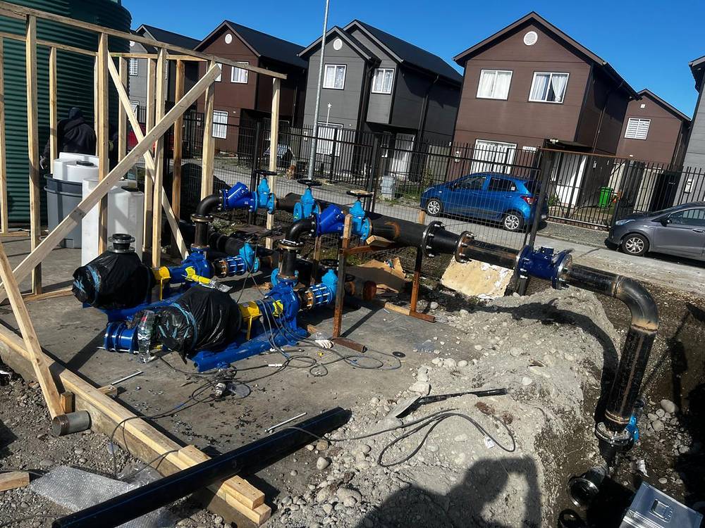 Matriz de agua potable con válvulas instalada en una obra de urbanización habitacional