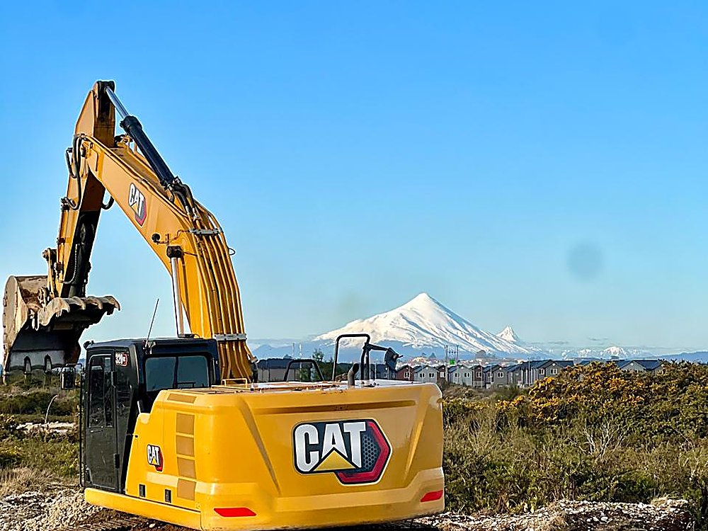 Excavadora ejecutando movimiento de tierras en una obra de urbanización